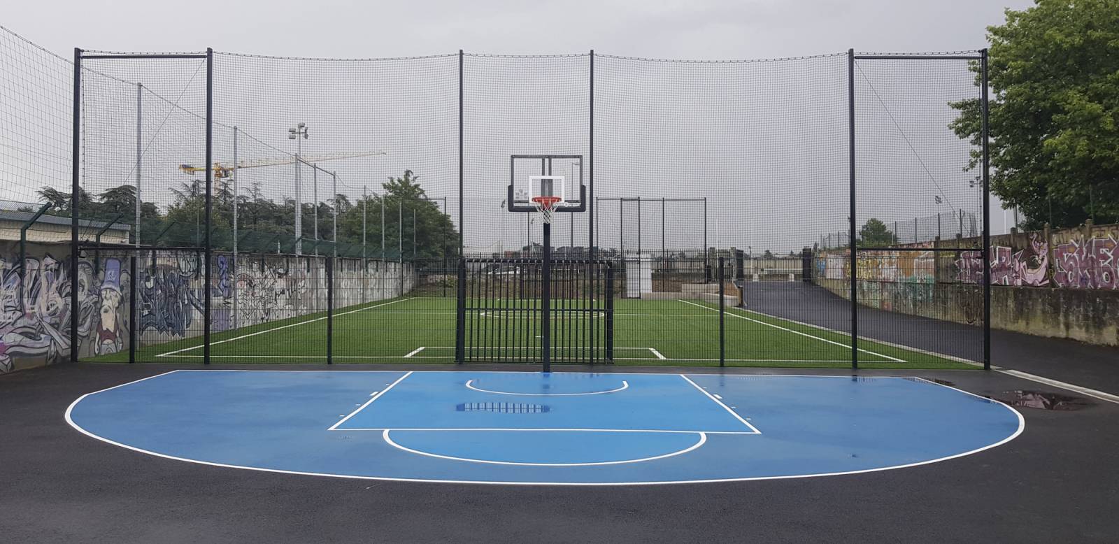 Plateaux sportif extérieur avec terrain de basket est terrain de foot avec but antivandalisme et pare-ballon