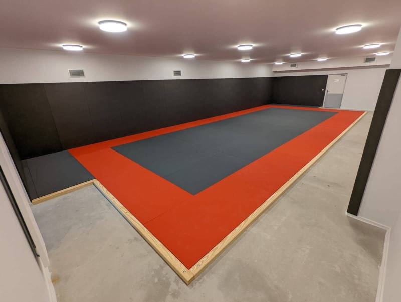 Tatamis et protections murales pour vos dojo avec plainte en bois pour maintien et bonne finition de l'espace 