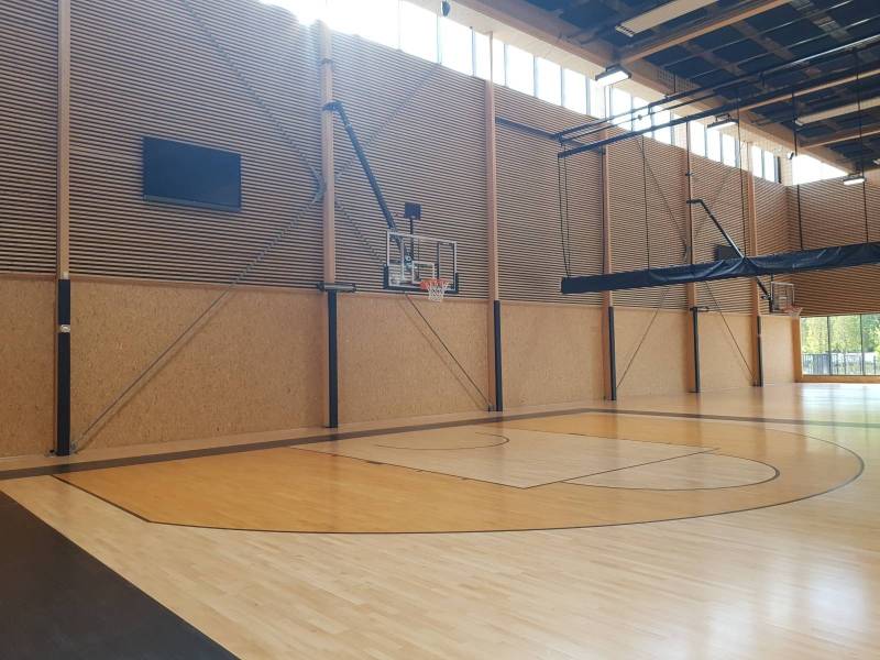 Mise en avant d'un panier de basket en charpente avec son tableau d'affichage