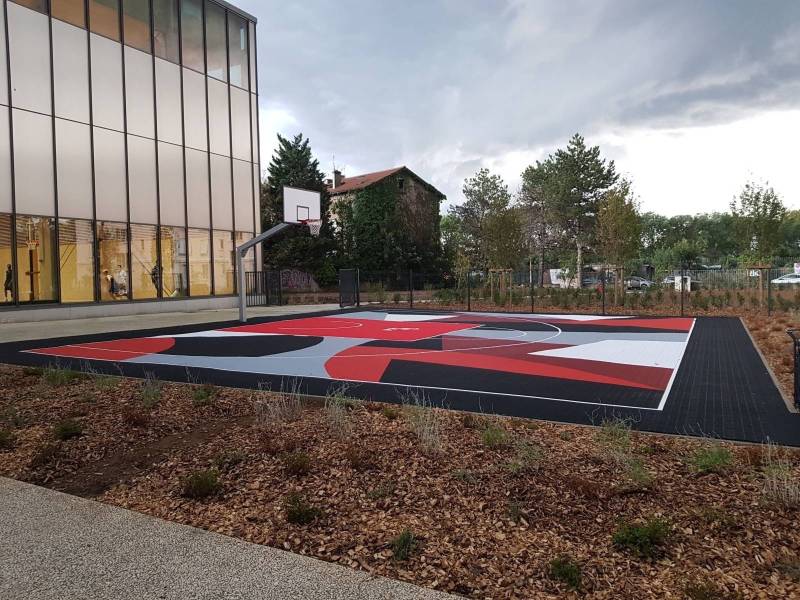 Terrain de basket avec dalles sportives personnalisables et son but de basket standard