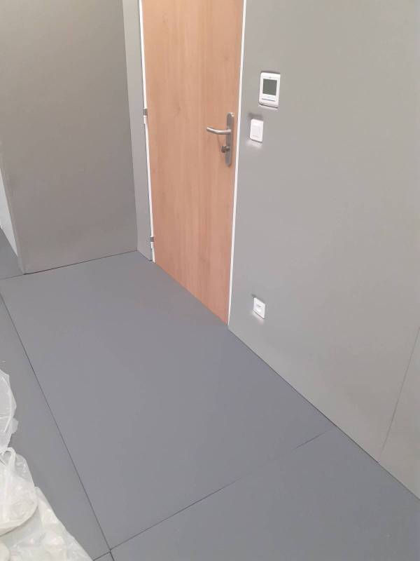 Un tatami vinyle et des protection murale autour du cadre de la porte