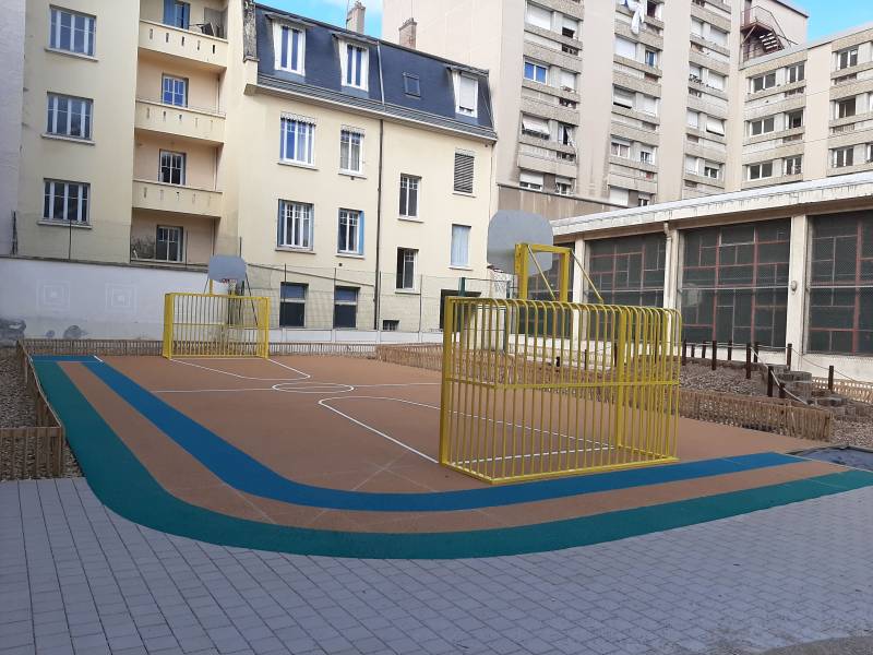 But combiné antivandalisme de couleur jaune fixation dans fourreaux et ancrages 