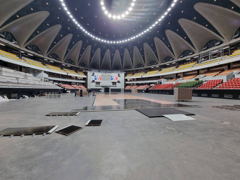 Mise en place du parquet sportif mobile pour première disposition