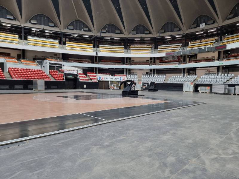 Vue du parquet en bas avec but de basket replié 