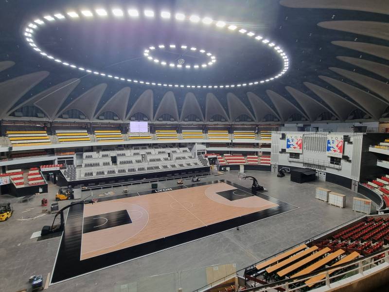 Vue du parquet de haut avec les deux buts de basket en position 