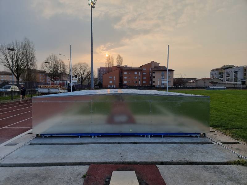 Vue de derrière du garage refermé 
