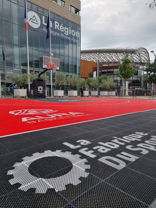 installation d'un 3x3 ephémère avec dalles clipsables et but mobile