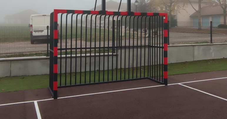 Cage antivandalisme avec damiers personnalisable rouge et noir barreaudé évitant toute dégradation