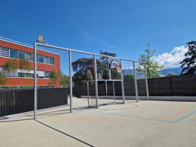 Vue d'ensemble de la structure et des cages multisports