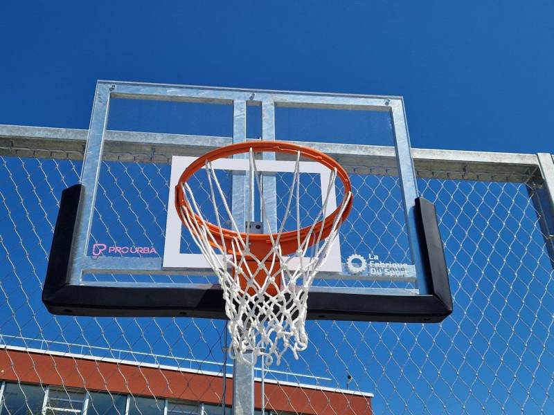 Vue de dessous du but de basket avec ces protection noir en mousse 