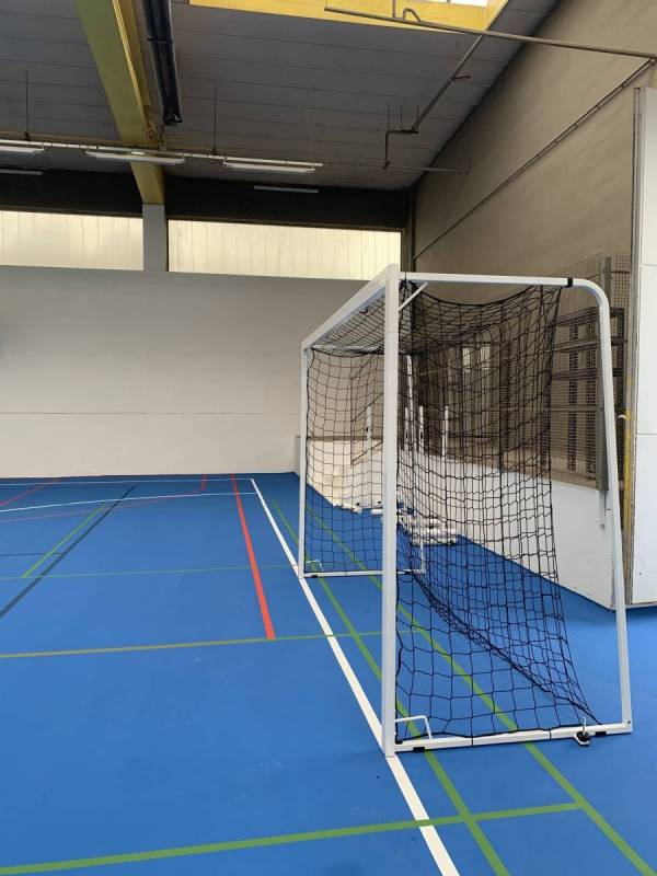 Cage de hand vue de profil avec un ancrages au sol par côté 