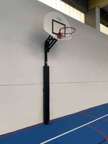 Panier de basket sur-mesure avec fixation sur platine avec protection de poteau 