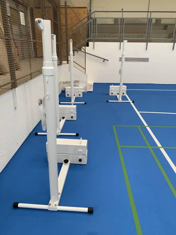 Deux paires de poteaux de volley mobiles avec contre poids 