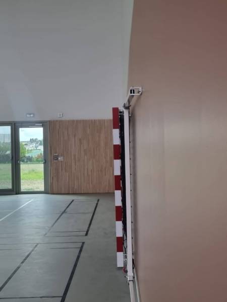 Photo montrant l'espace qu'occupe un but de hand replié sur le mur