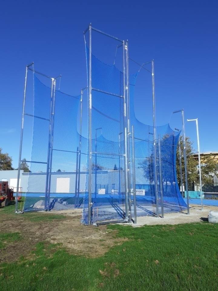 La cage se fixe au sol dans des fourreaux à sceller de 100x100x800mm inclus.