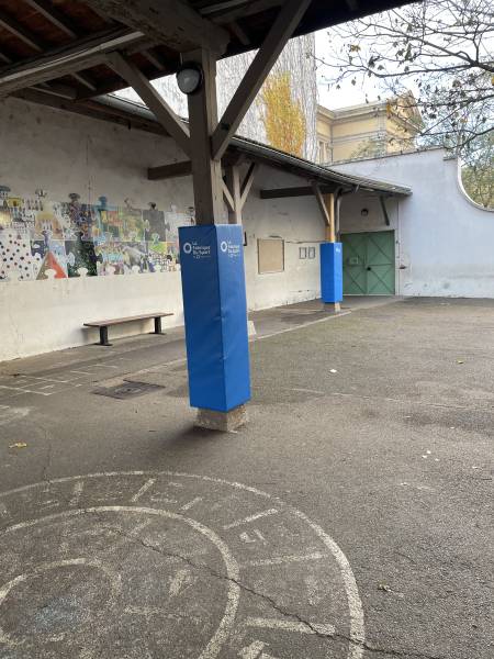 Mousse de protection sur mesure pour des poteaux dans une cours de récréation