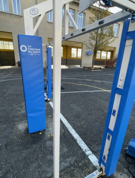Mousse de protection sur mesure sur des mâts de basketball sur un terrain multisports