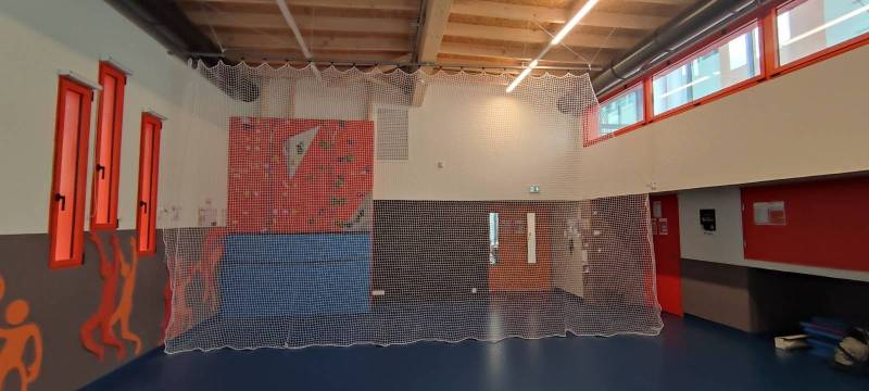 Rideau de séparation complètement en filet blanc avec rail de replie 