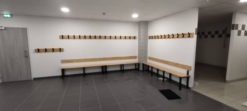 banc sur mesure avec fixation au mur et personnalisé en couleur