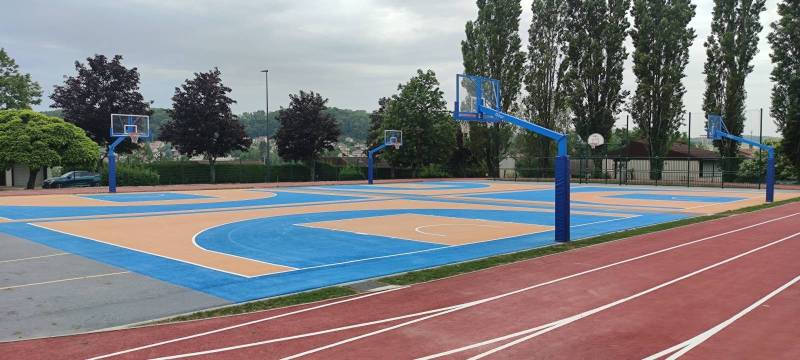 Terrain 3x3 avec panier et marquages personnalisés en bleu et jaune