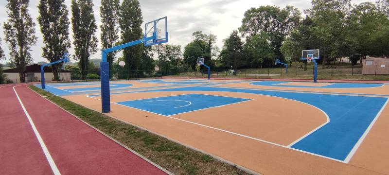 Vue arrière du panier de basket avec sa protection de poteau et de panneau 