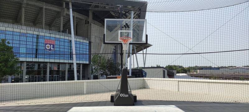 But de basket mobile avec protection en noir entouré d'un filet de protection auto-stable et mobile