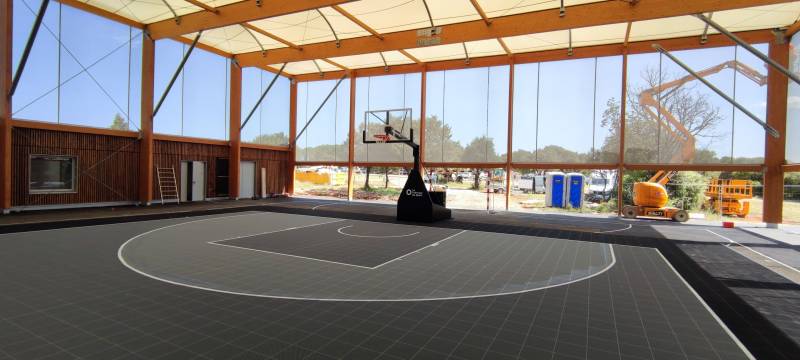 mise en avant d'un panier de basket sur un terrain de basket en dalle 