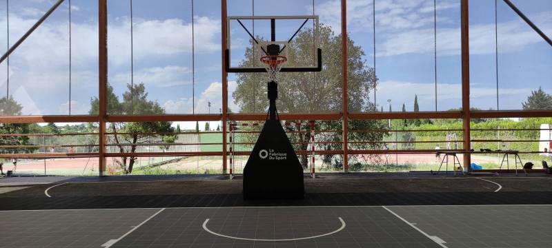 Panier de basket mobile avec panneau méthacrylate et protection bas de panneau noir