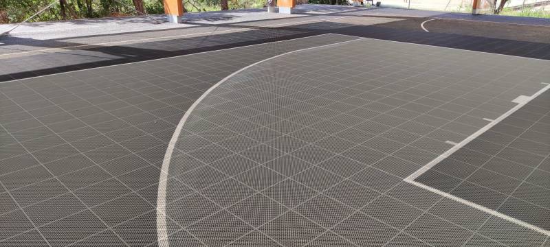 Zoom sur les deux teintes choisies pour ce terrain en dalle clipsable 