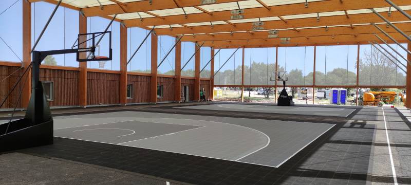 vue du terrain dans son ensemble avec les deux paniers de basket