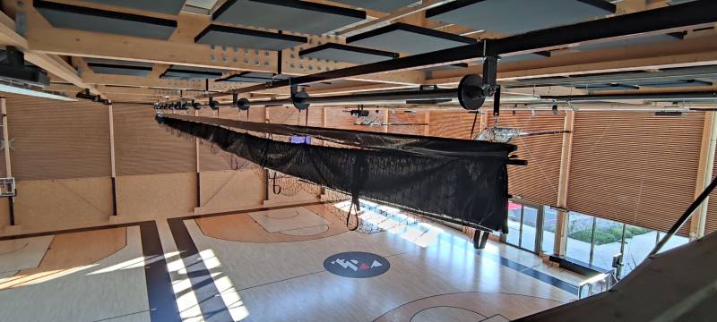 rideau de séparation des terrains de basket replié 