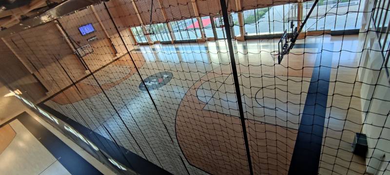 Rideau déplié avec la partie haute en filet et la partie basse en bâche