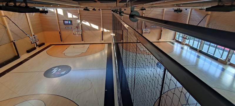 Rideau de séparation mixte filet plus bâche en partie basse