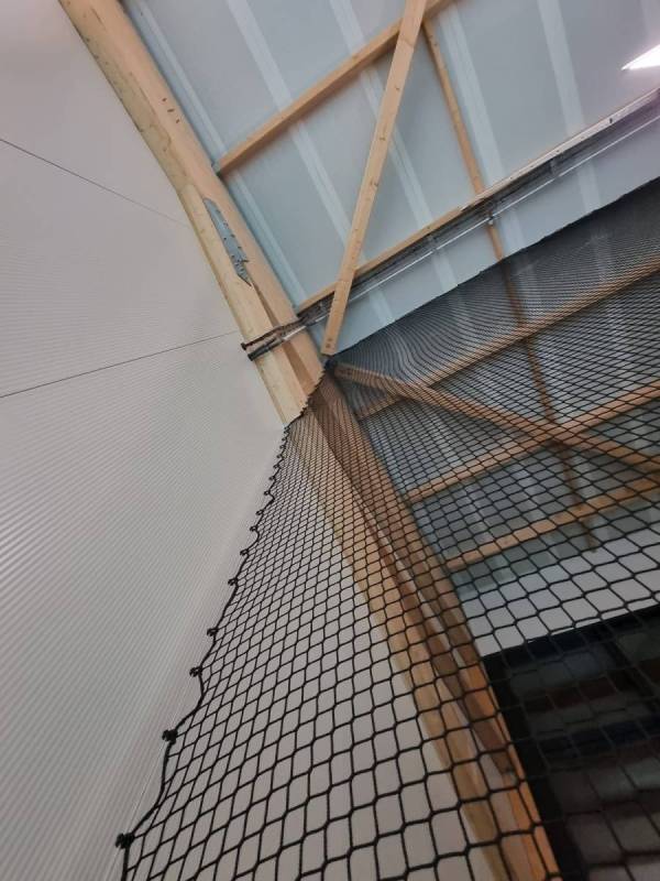 Attache filet sur le mur ce qui permet de tendre correctement le filet fixe ici 