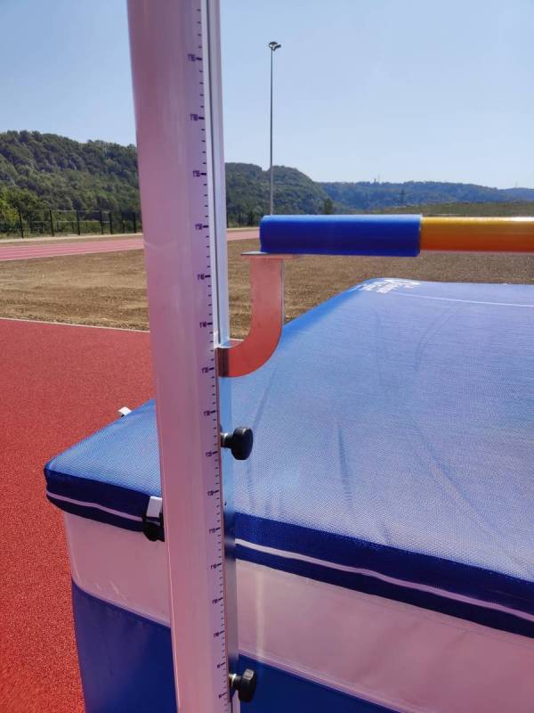 mise en avant de la graduation présente sur les deux poteaux et de la glissère