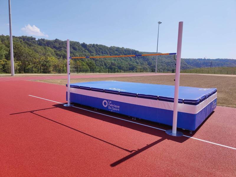 Sautoir avec poteaux sur socle rond et grille anti-pointe