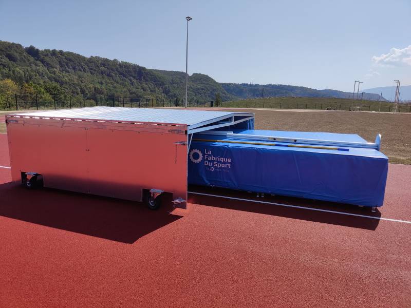 abris avec poteaux rangé dans l'abris métalique pour une protection optimale