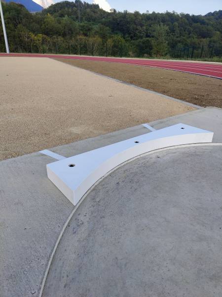 Butoir de poid fixer au bout du cercle de lancer pour la bonne pratique de la discipline