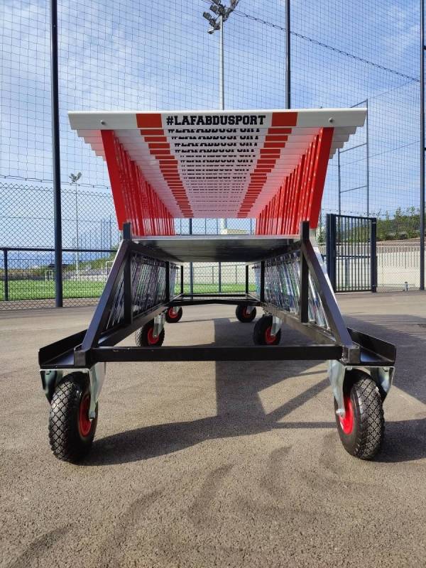 Haie sur mesure de couleur rouge rangés sur chariot