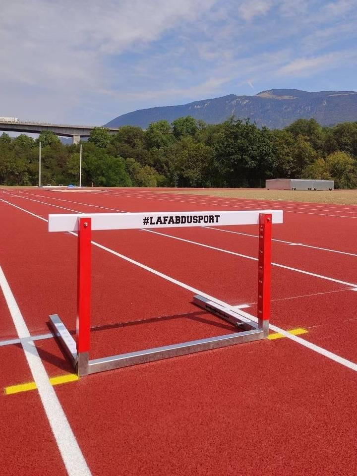 Haie de course réglable à plusieurs hauteur spécifique en rouge