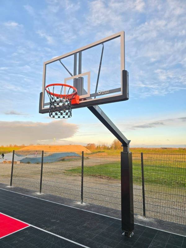 Mode de fixation sur platine avec cloture autour du terrain et filet anti-vandalisme