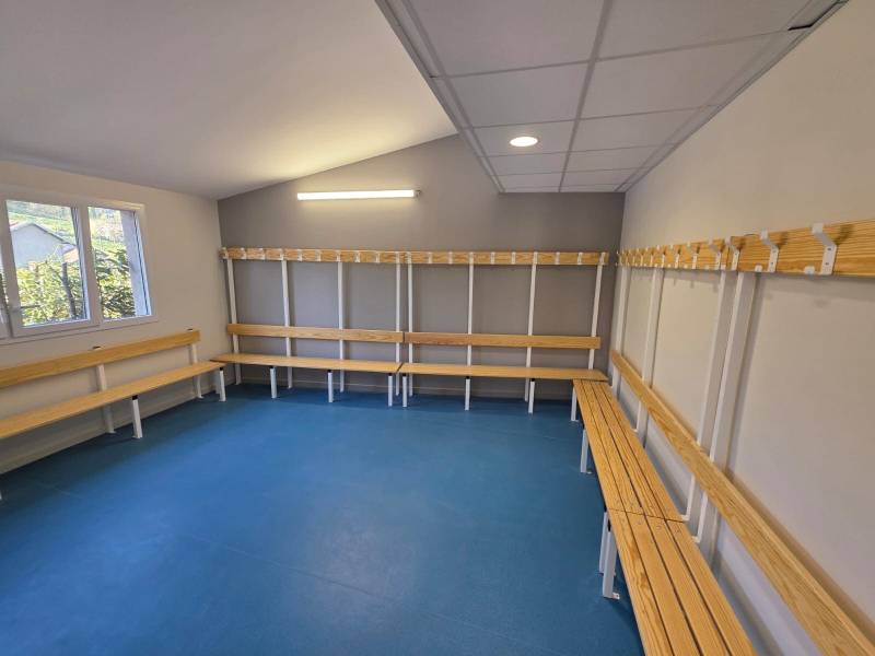 Vestiaire sur mesure avec dimensions et style de banc adapté à chaque mur