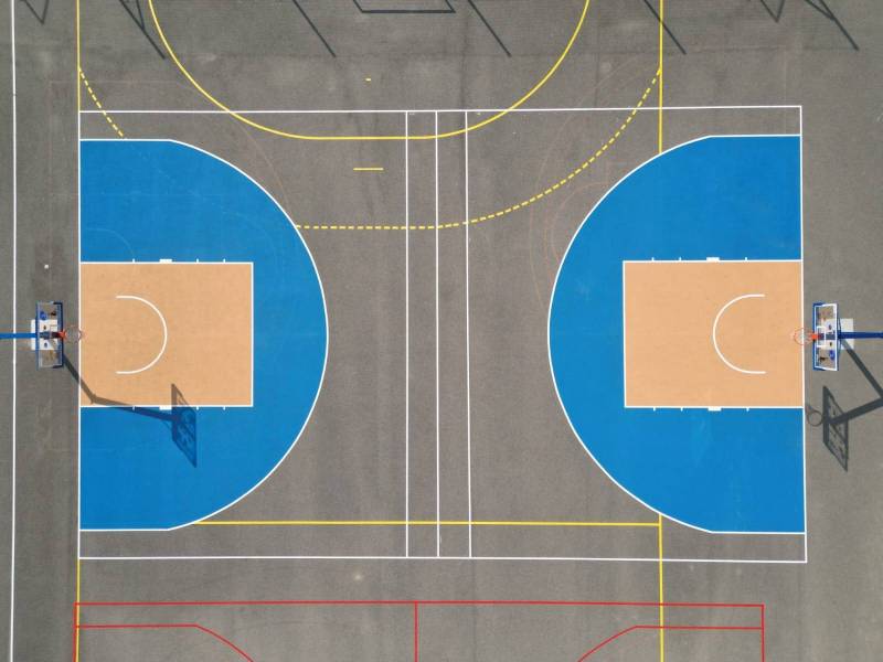 Vue de deux terrains de basket 3x3 de haut avec enrobé personnalisé
