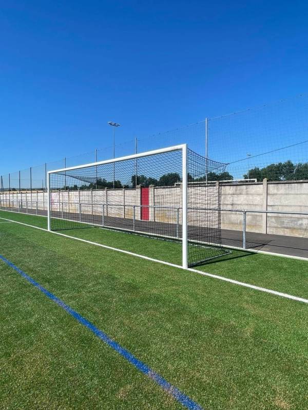 But de foot avec tension du filet sur poteau soudé à la barrière 