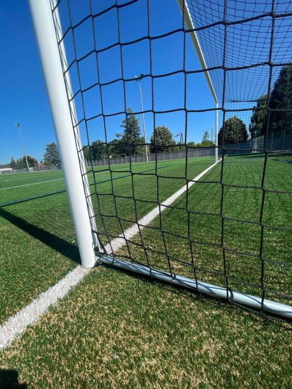 lève filet spécifique pour but de foot avec profil accueillant le filet 