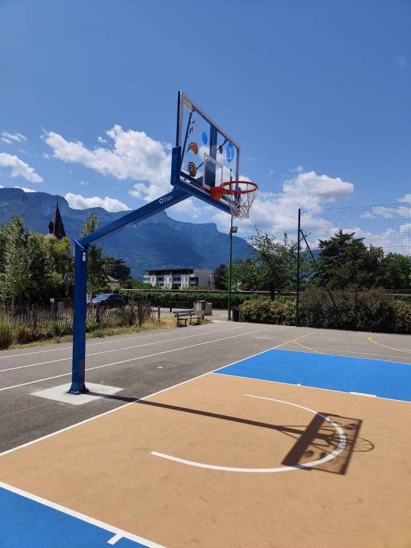 Panier de basket sur mesure avec stickers personnalisé et armature en bleu