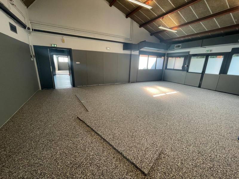 Vue d'ensemble de la sous couche d'une des salles avant la pose de tapis 