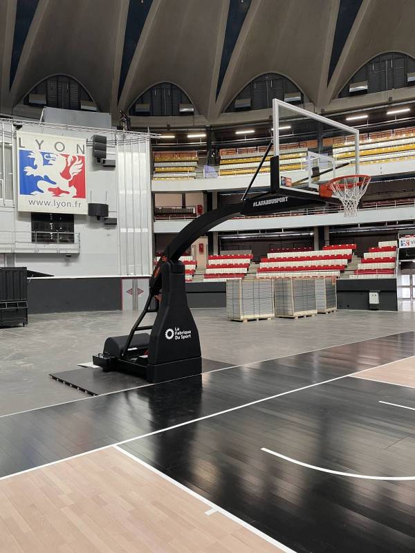 But de basket mobile en position de jeu avec lest 