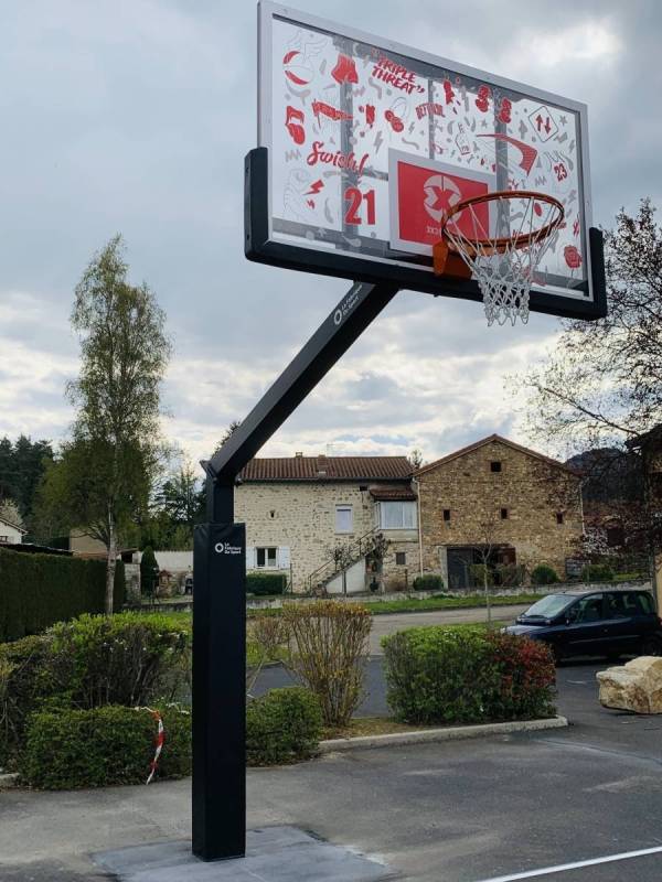 But de basket éligible au plan de financement 3x3 avec ses stickers représentant la discipline 