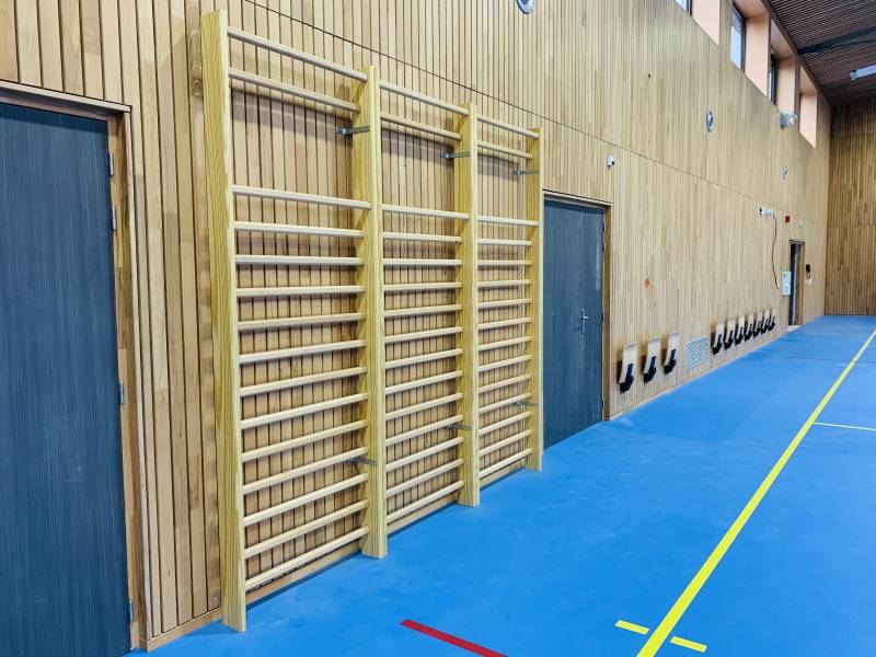 espalier contre le mur pour la pratique de différentes activités 